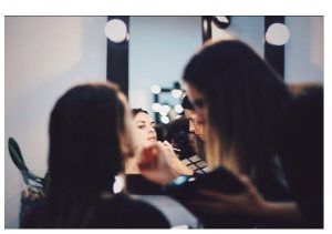 Sara Gómez maquillando